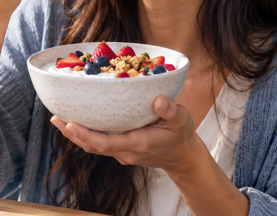 Tazón de yogurth cremoso con granola crujiente