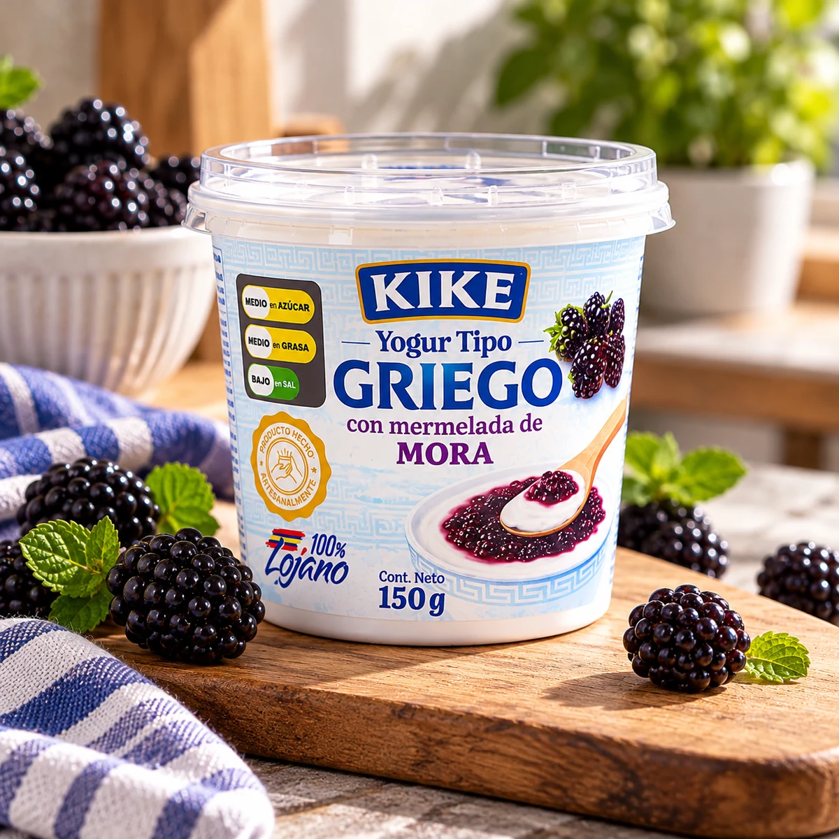Fotografía real de Yogurth Griego KIKE Mora con moras andinas