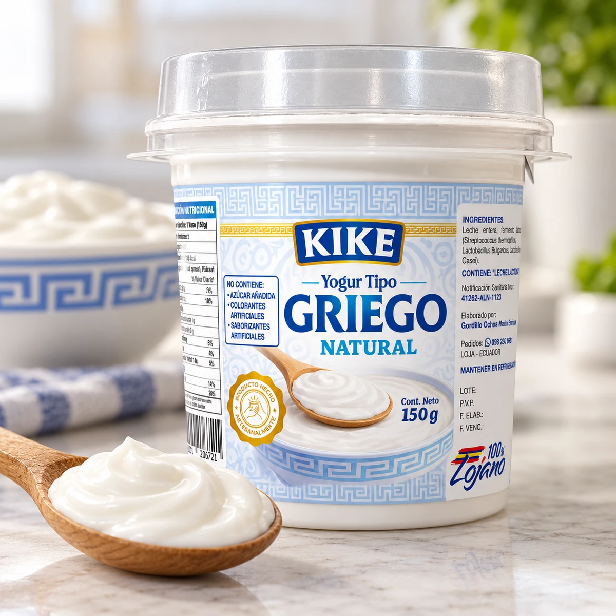 Fotografía real de Yogurth Griego KIKE Natural con cuchara de madera
